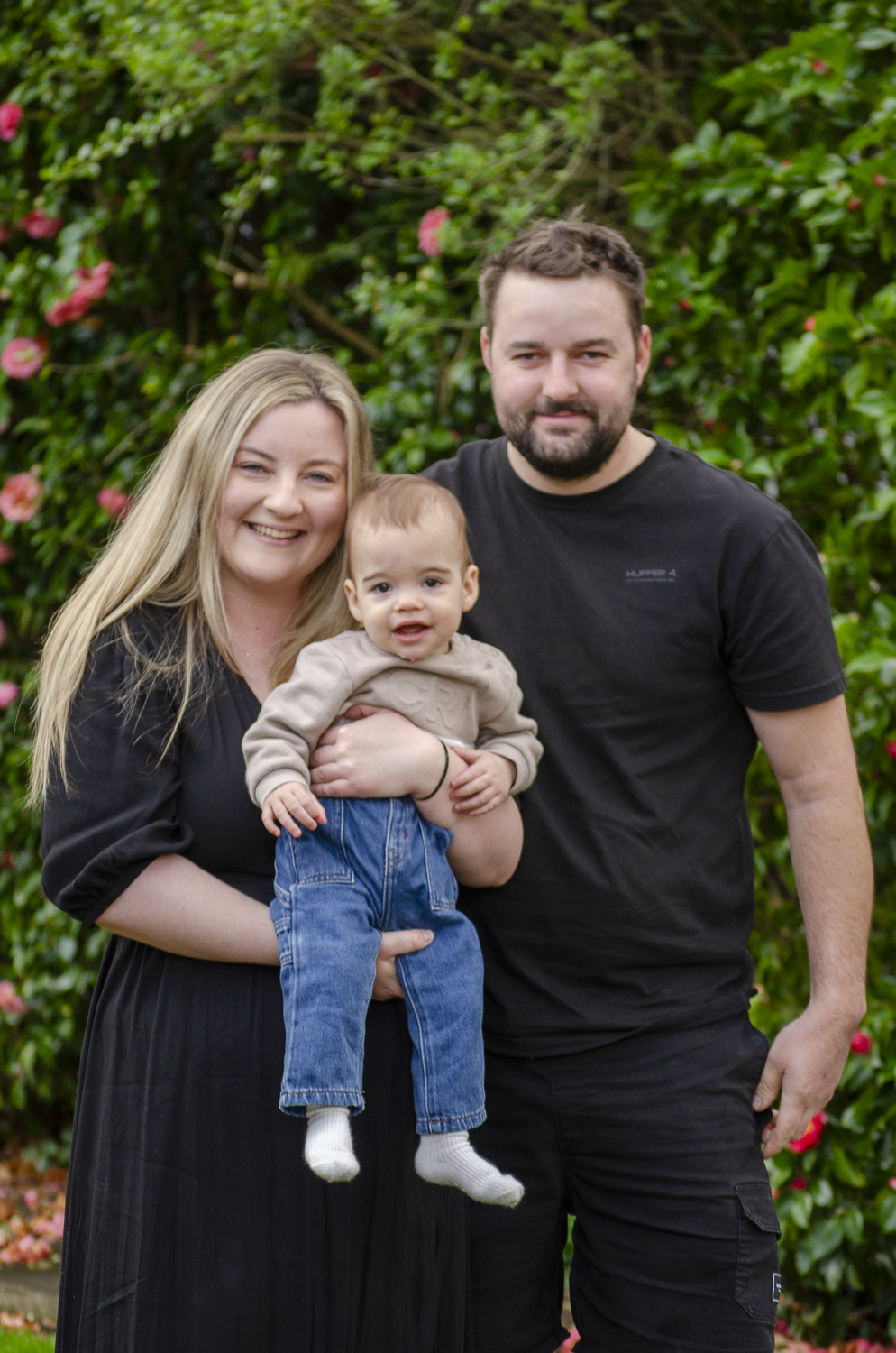 Family portrait photo of a young family. Taken by Te Awamutu, Waikato based photographer, Donna from Donna May Photography.