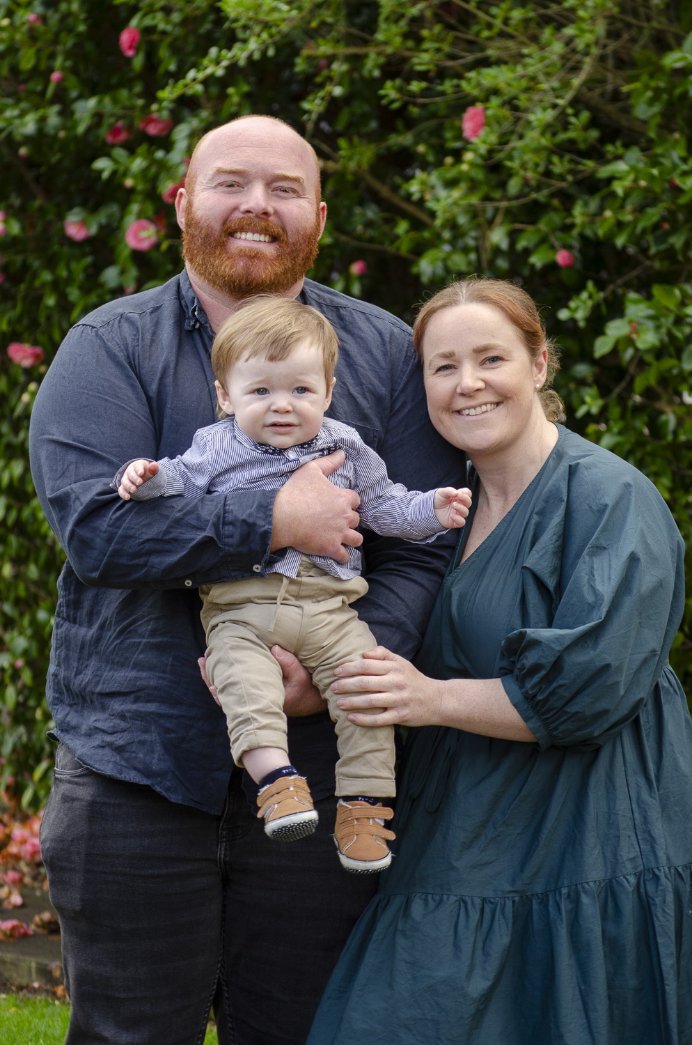 Family portrait photo of a young family. Taken by Te Awamutu, Waikato based photographer, Donna from Donna May Photography.