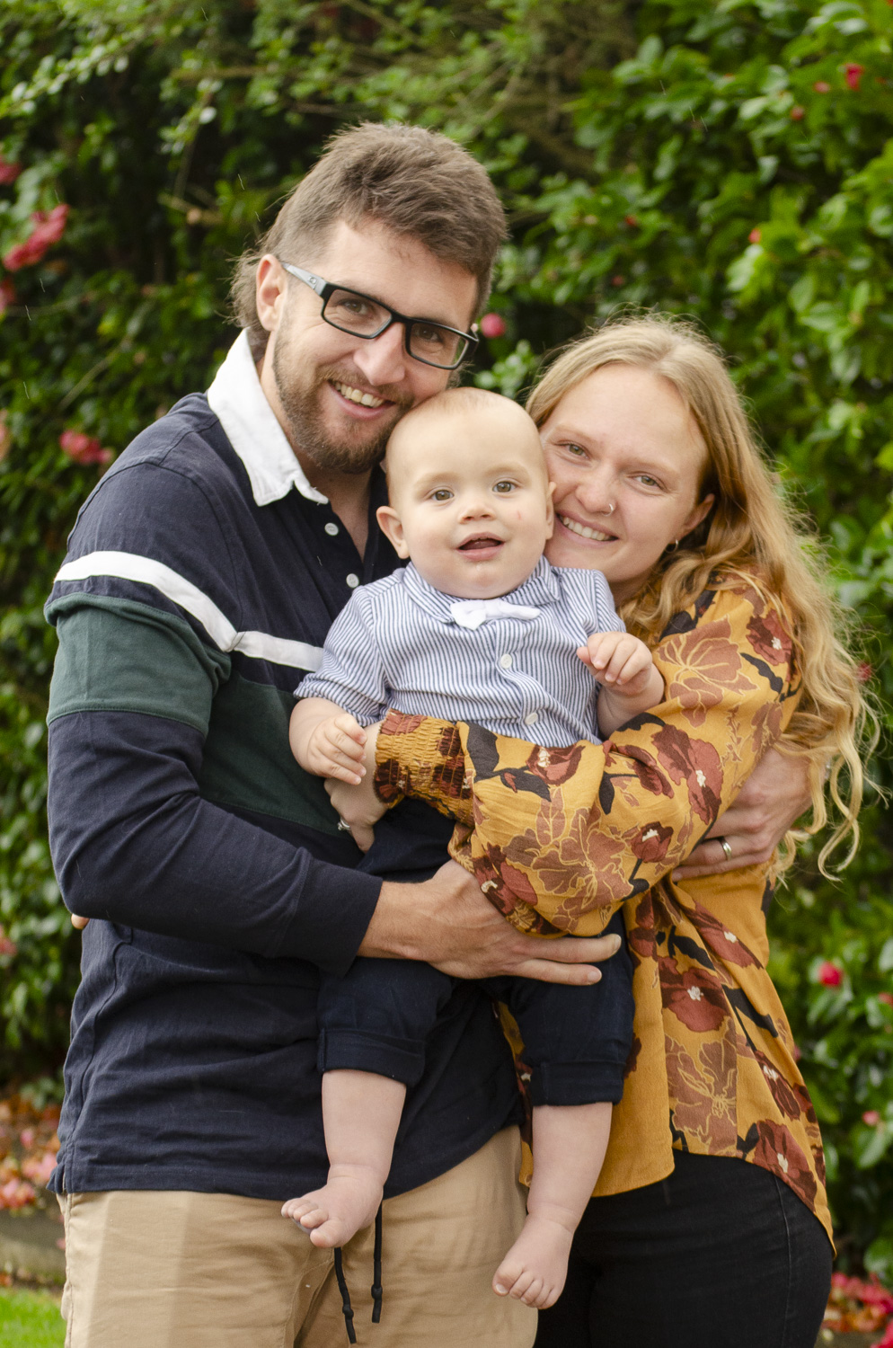Family portrait photo of a young family. Taken by Te Awamutu, Waikato based photographer, Donna from Donna May Photography.