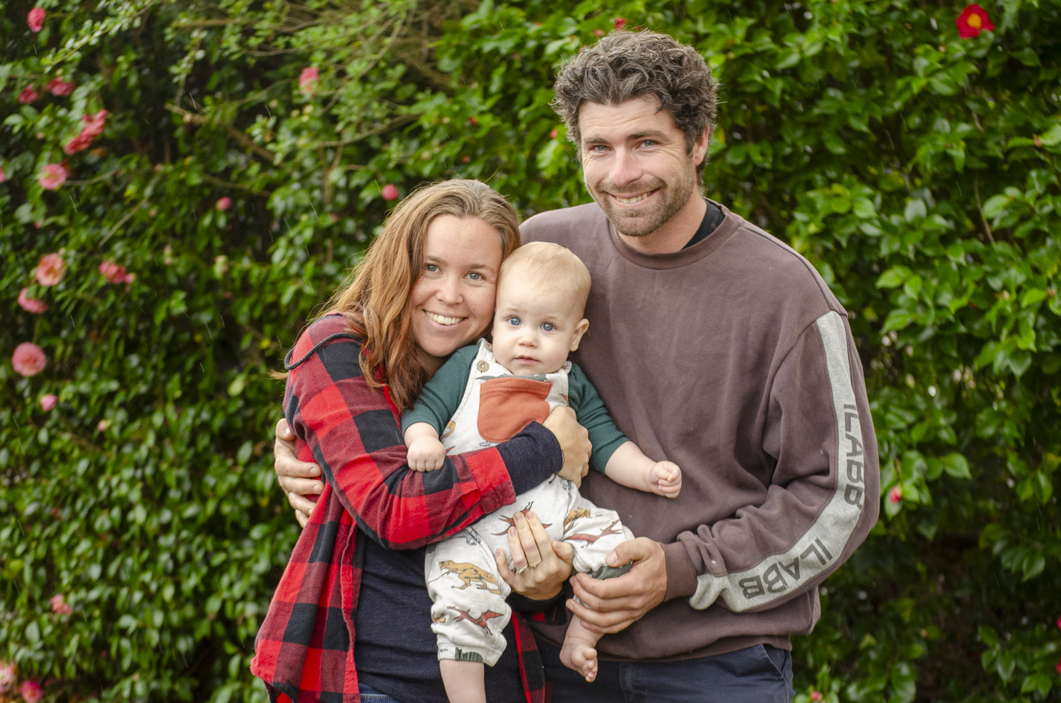 Family portrait photo of a young family. Taken by Te Awamutu, Waikato based photographer, Donna from Donna May Photography.