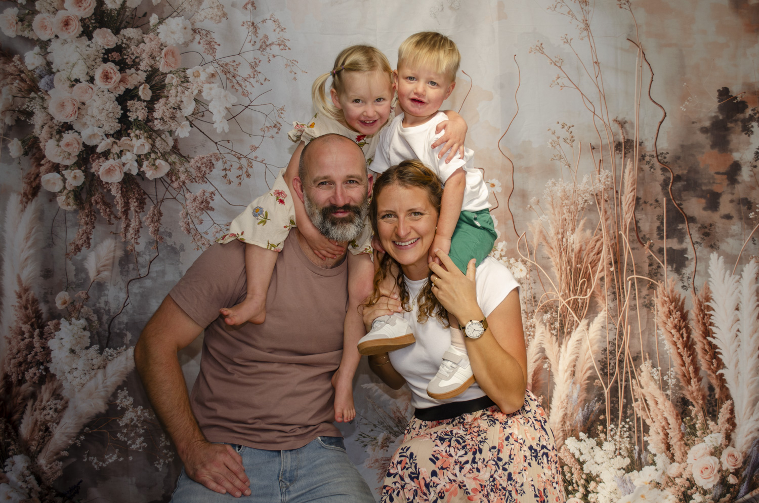 A lifestyle family portrait photo taken by Te Awamutu, Waikato based photographer Donna from Donna May Photography.