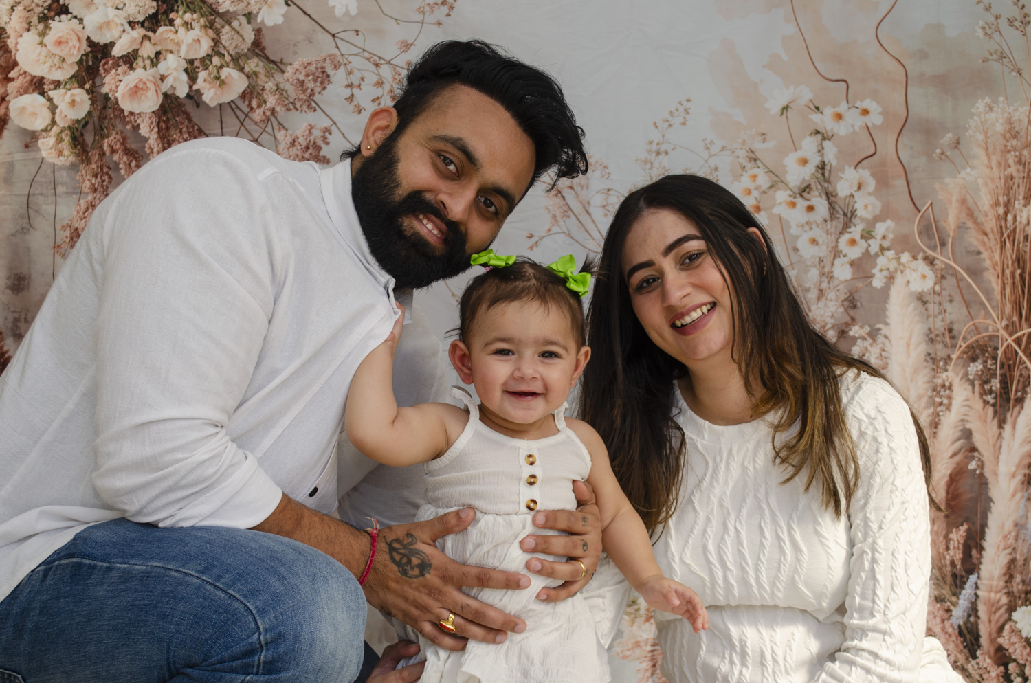 A lifestyle family portrait photo of a young family. Taken by Te Awamutu, Waikato based photographer, Donna from Donna May Photography