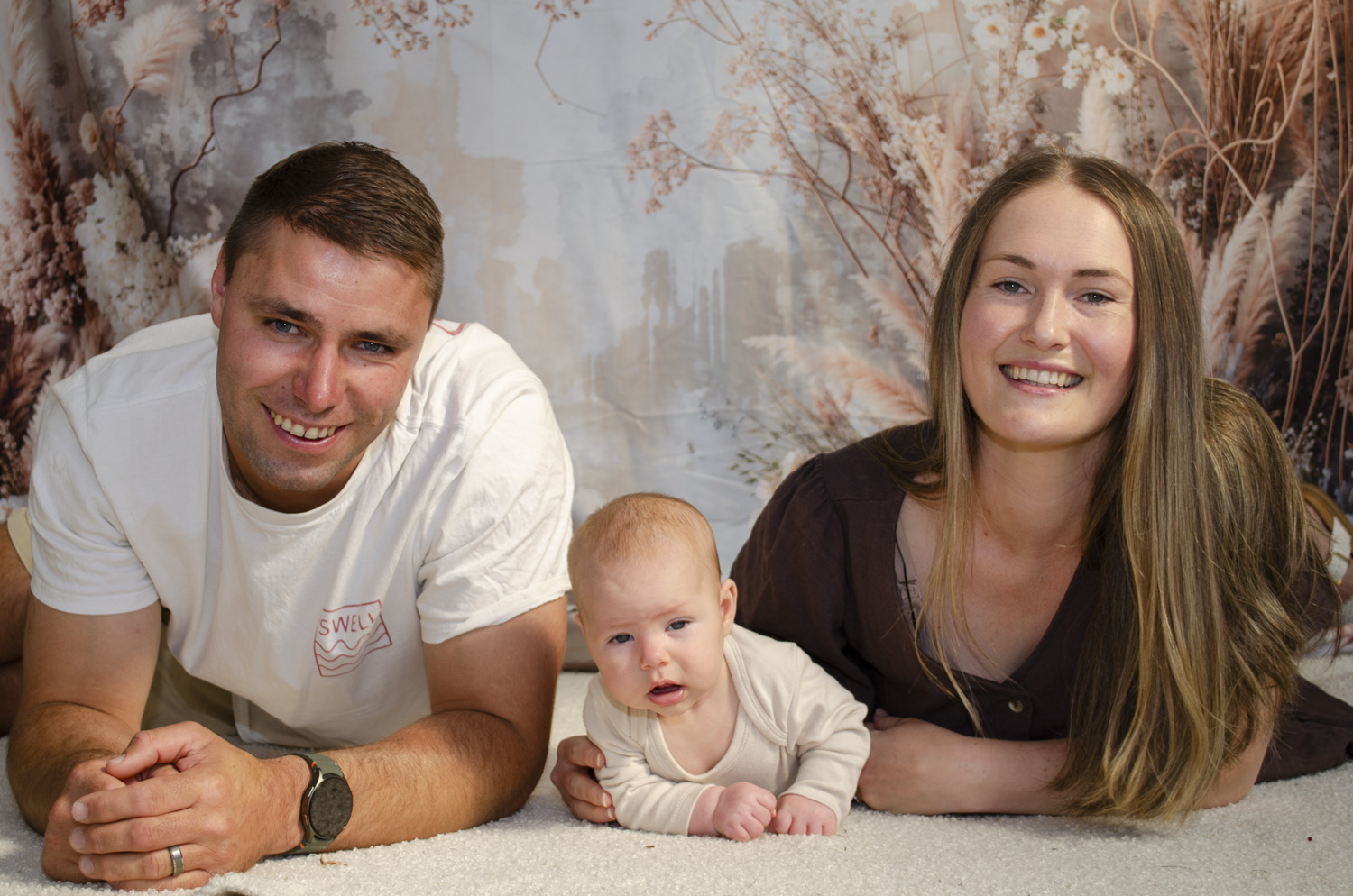 A lifestyle family portrait photo of a young family. Taken by Te Awamutu, Waikato based photographer, Donna from Donna May Photography