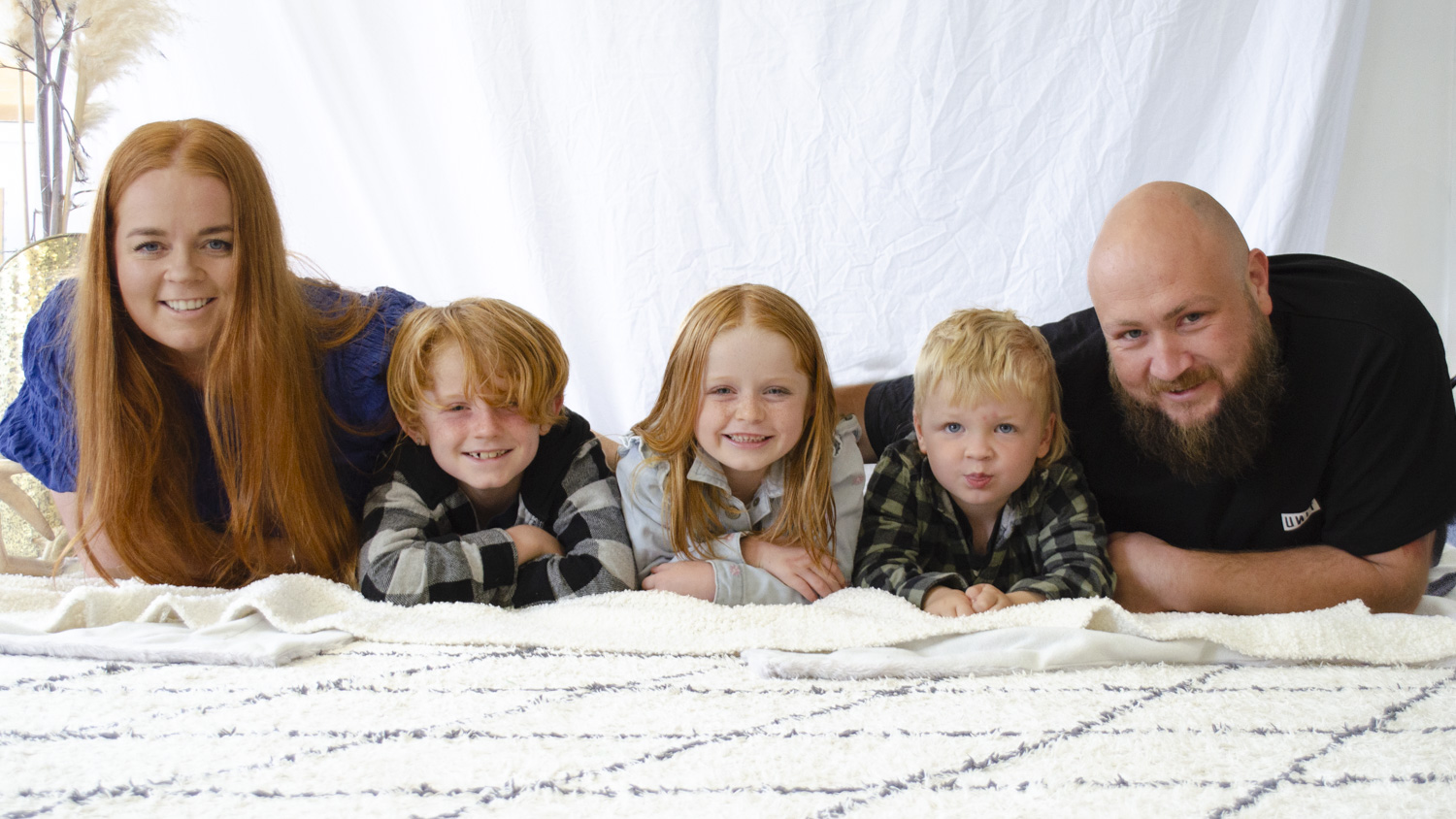 A family portrait photo of a young family. Taken by Te Awamutu, Waikato based photographer, Donna from Donna May photography.