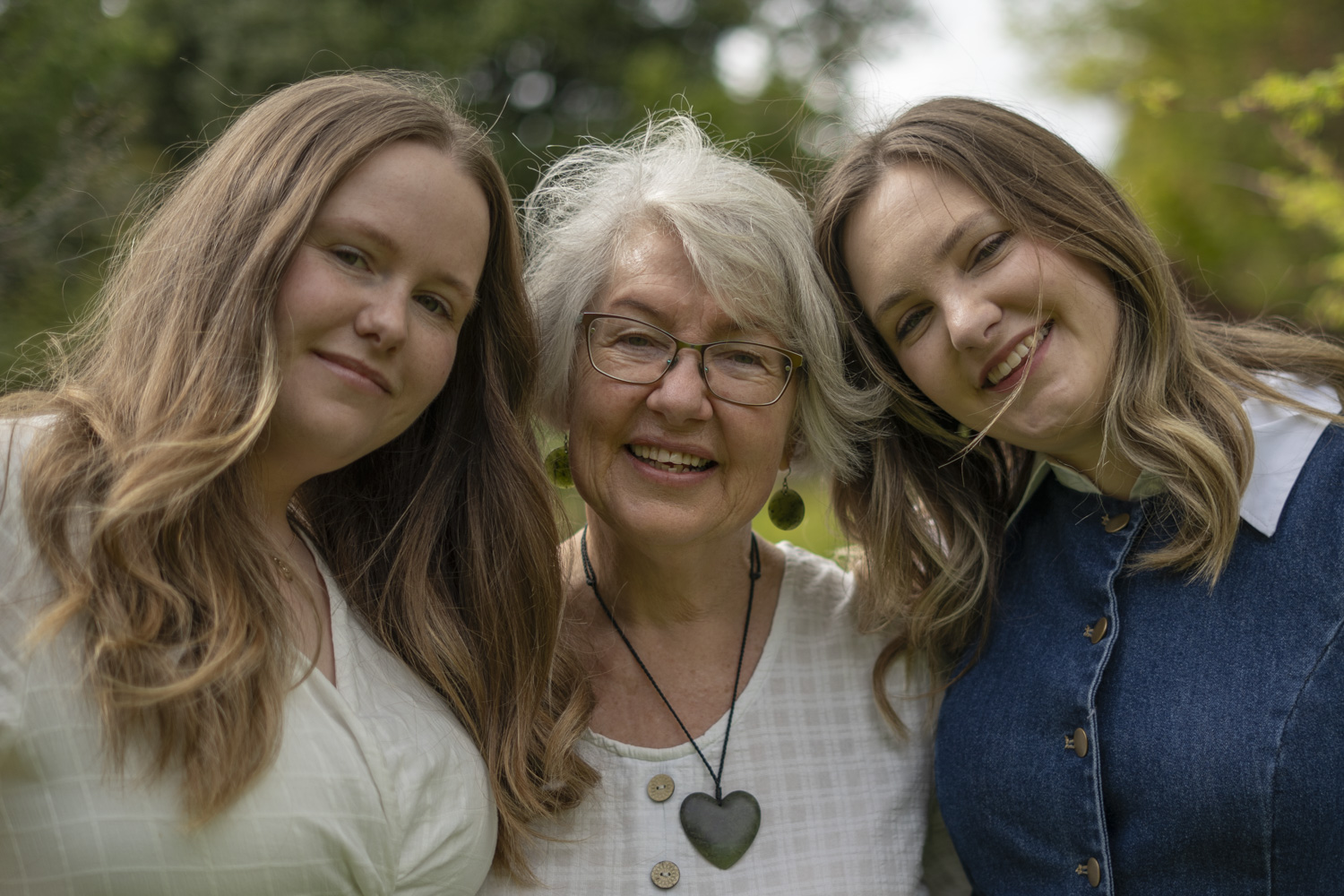 A family portrait photo of a mum and her grown up daughters. Taken by Te Awamutu, Waikato based photographer, Donna from Donna May Photography.