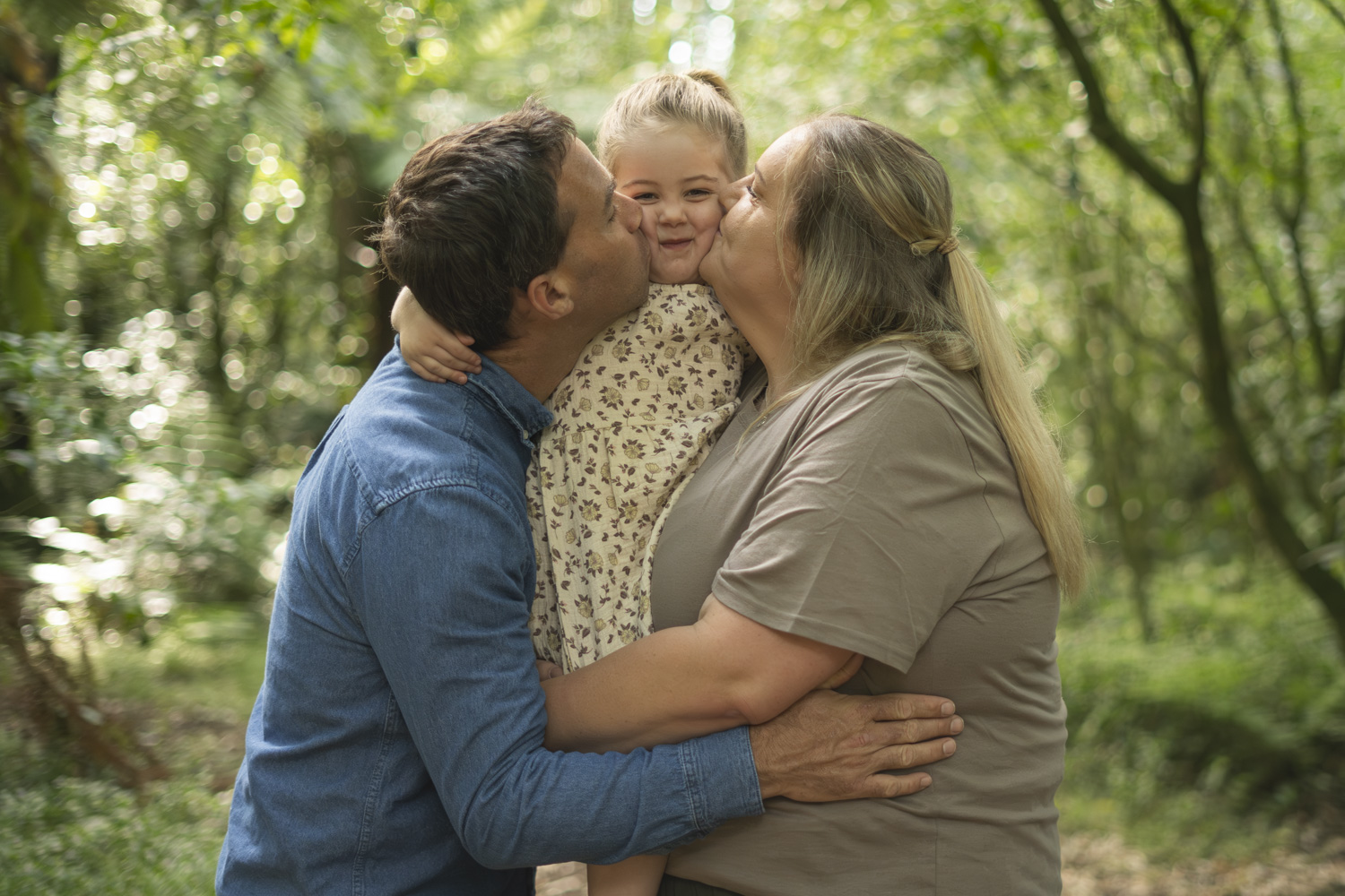Family portrait photo of a young family. Taken by Te Awamutu, Waikato based photographer, Donna from Donna May Photography.