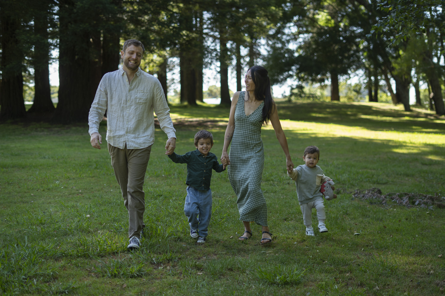 Family portrait photo of a young family. Taken by Te Awamutu, Waikato based photographer, Donna from Donna May Photography.