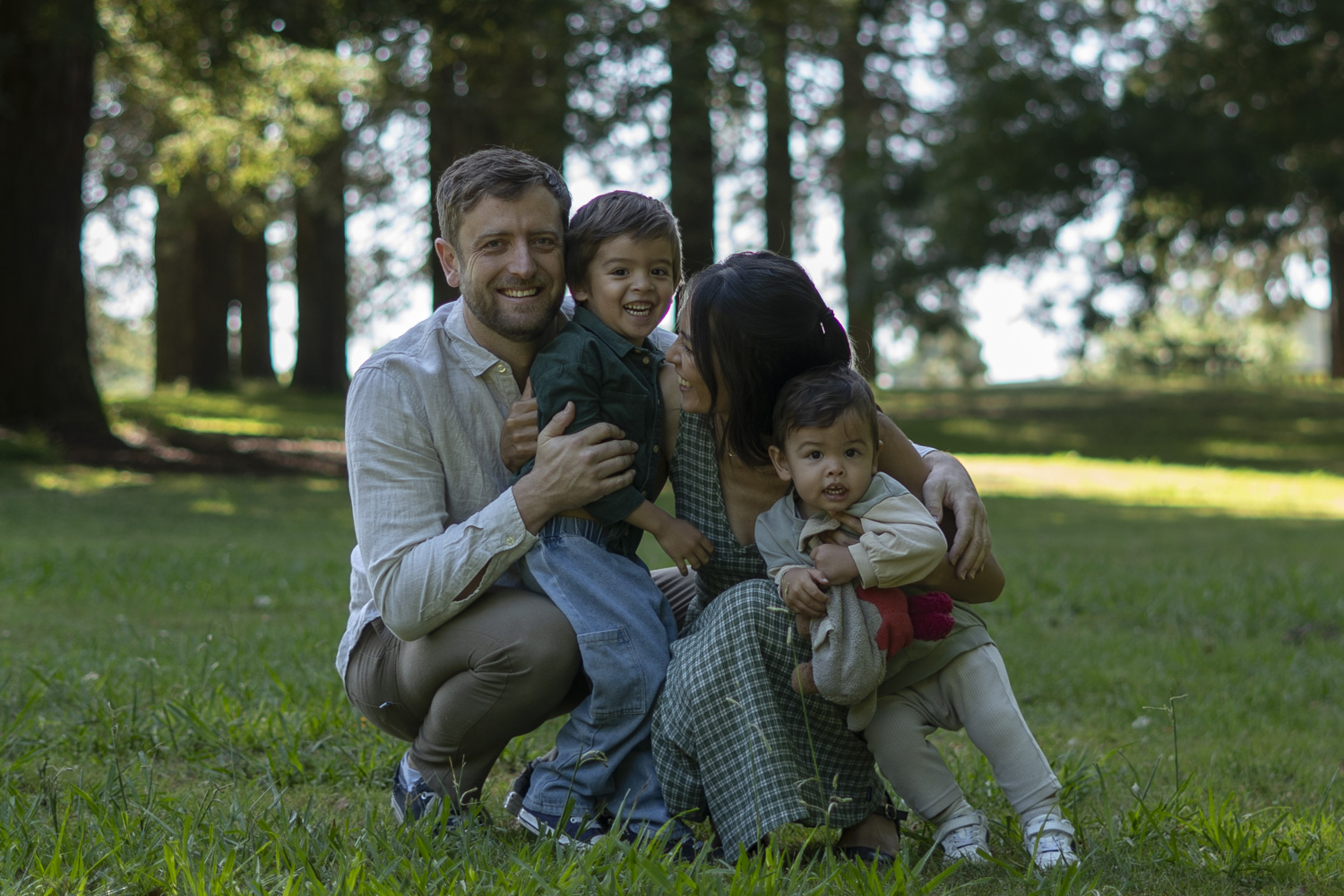Family portrait photo of a young family. Taken by Te Awamutu, Waikato based photographer, Donna from Donna May Photography.