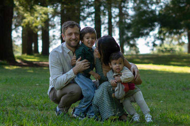 Family portrait photo of a young family. Taken by Te Awamutu, Waikato based photographer, Donna from Donna May Photography.