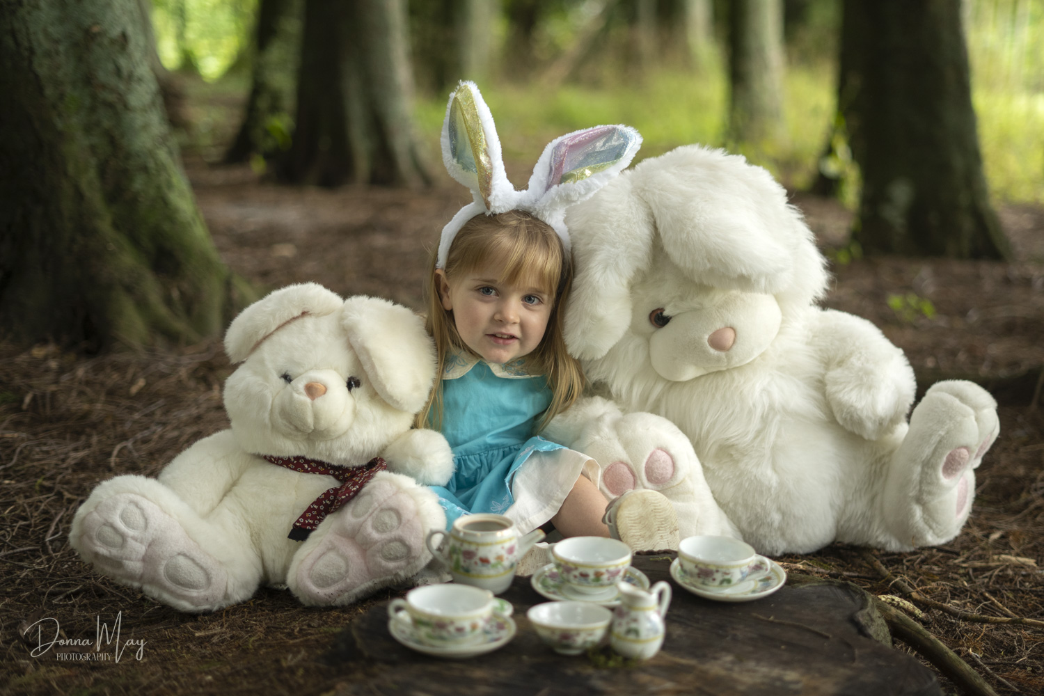 A little girl sat with Easter bunnies in a forest. Photograph by Te Awamutu, Waikato based photographer, Donna from Donna May Photography