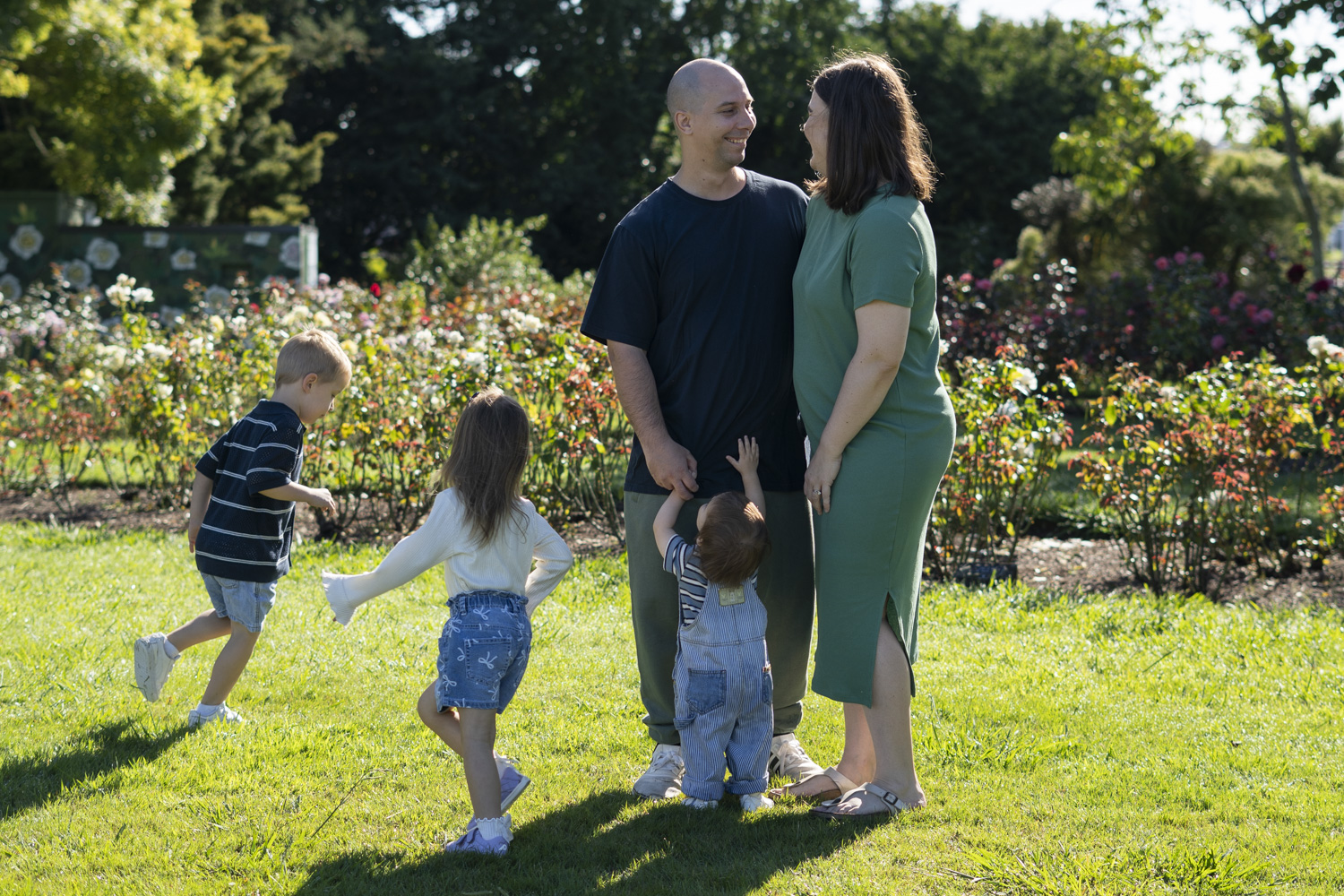 A lifestyle family portrait photo of a young family. Taken by Te Awamutu, Waikato based photographer, Donna from Donna May Photography.